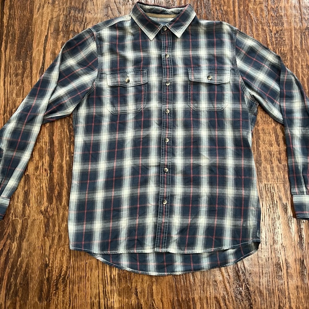 Men’s Bass long sleeve flannel shirt. Gently worn. Size Large.